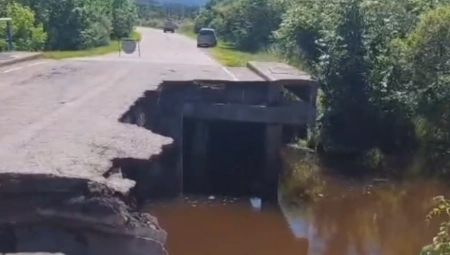 SRUŠIO SE MOST Put blokiran (FOTO/VIDEO)