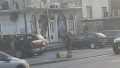 JEZIVA SCENA U ČAČKU, DEVOJKA LEŽI NA TROTOARU I PLAČE! Očevici otkrili: Udarao ju je nogama pred prolaznicima!
