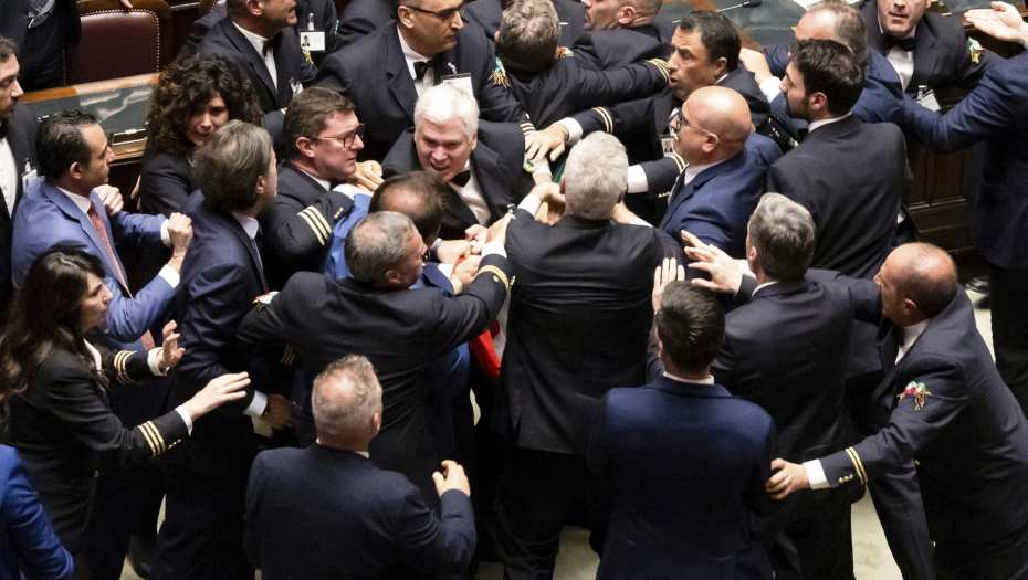 HAOS U ITALIJANSKOM PARLAMENTU Usvojen zakon, razvili autonomaške zastave, opozicija zapevala himnu (VIDEO)