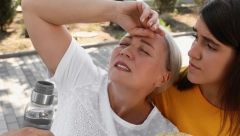 SIMPTOMI SUNČANICE I TOPLOTNOG UDARA Evo kako da ih prepoznate i šta da radite ako do njih dođe