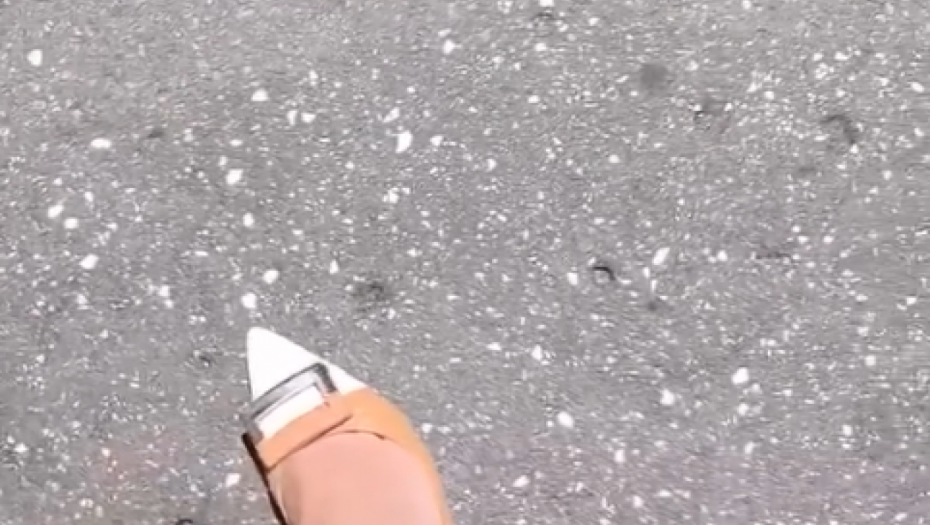 E OVO SU PAKLENE VRUĆINE! Ljudi snimak gledaju bez reči, ženi štikla PROBOLA ASFALT (VIDEO)