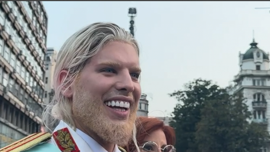 ADAM ADAKTAR SE U OVOM IZDANJU POJAVIO U CENTRU BEOGRADA! Inspiracija mu bio Tito, a onda je izgovorio ovu rečenicu!