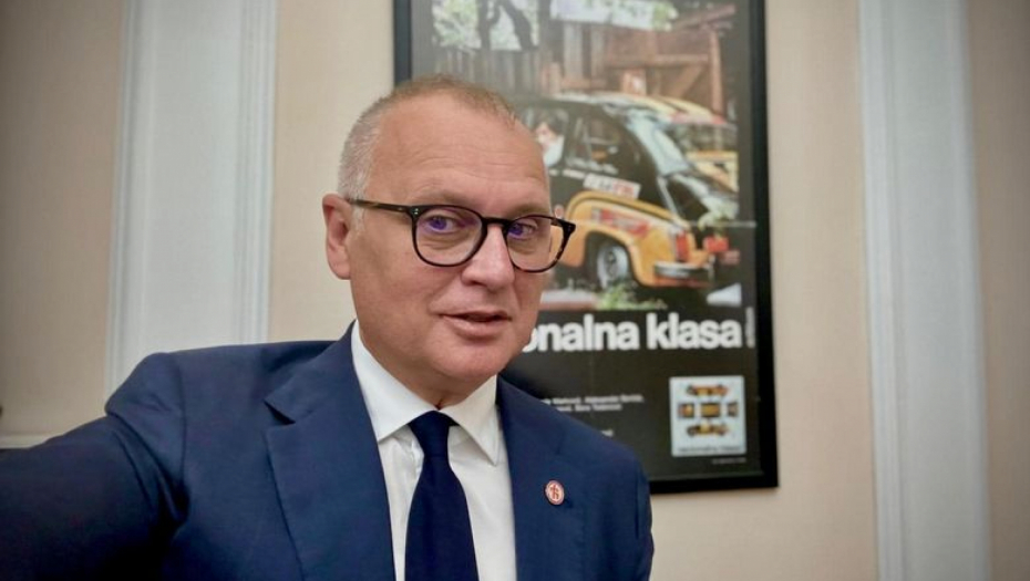 "IDI IZA MENE, GLEDAJ ŠTA JA RADIM" Nećete verovati šta se nalazi na zidu ministrovog kabineta!