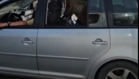 LJUDI MOJI, JEL MOGUĆE? Kakva hit scena u Novom Sadu, na zadnjem sedištu automobila - ovo! (VIDEO)