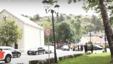 HAOS NA CETINJU NAKON EKSPLOZIJE: Član porodice razbio šoferšajbnu na policijskom vozilu, doktori se bore za život jednom ranjenom