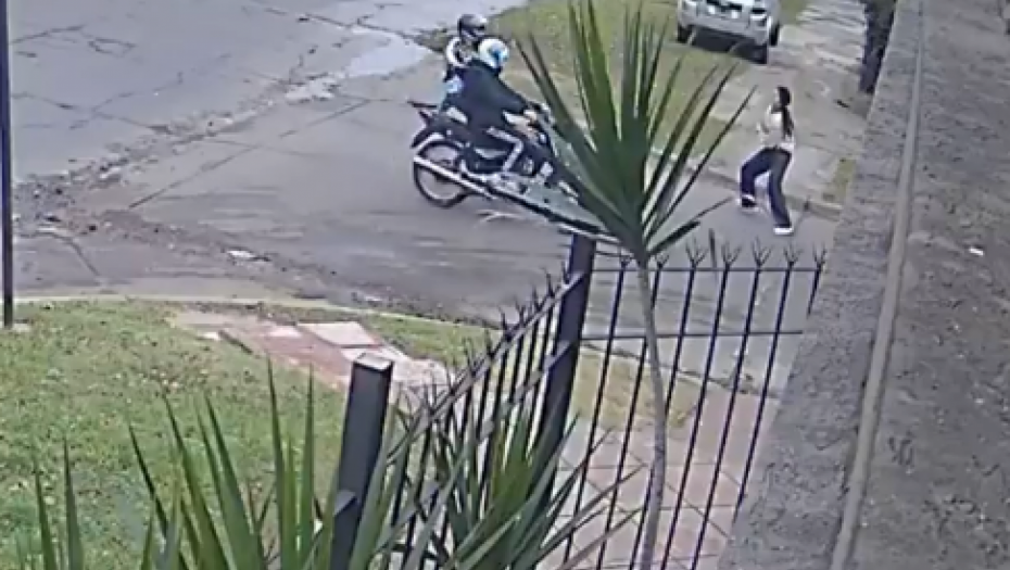 PROPALI POKUŠAJ PLJAČKE Lopovi se okomili na POGREŠNU OSOBU, pa se desilo OVO (VIDEO)