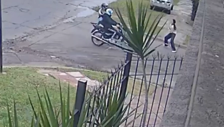 PROPALI POKUŠAJ PLJAČKE Lopovi se okomili na POGREŠNU OSOBU, pa se desilo OVO (VIDEO)