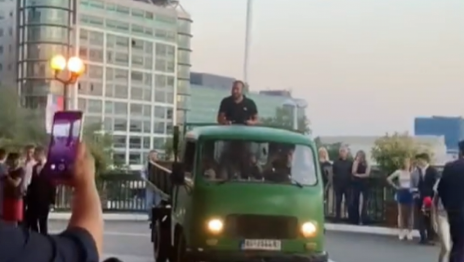 NA PROSLAVU DOŠLI U NESVAKIDAŠNJEM IZDANJU Maturanti u KAMIONU pokupili svu pažnju, ljudi samo u njih gledaju (VIDEO)
