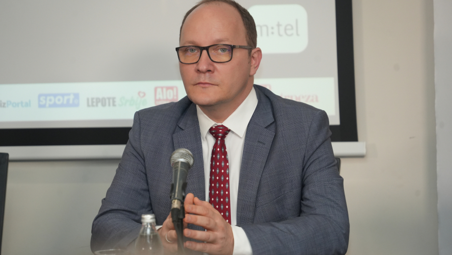 RODITELJI, GLEDAJTE ŠTA VAM DECA RADE NA INTERNETU Državni sekretar Milan Dobrijević o bezbednosti mladih na internetu