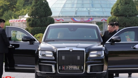 ŠTA ZNAČI ŠIFRA NA TABLICI PUTINOVE LIMUZINE? Kim Džong Un dobio novi poklon, jedan detalj iz auta obišao je svet (FOTO)