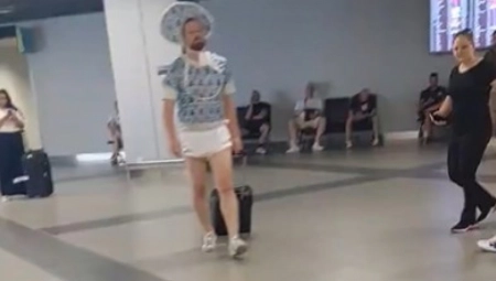 ŠTA TO IMA NA SEBI OVAJ ČOVEK? Zbog ''bebećeg'' prizora na beogradskom aerodromu, plakaćete od smeha! (VIDEO)