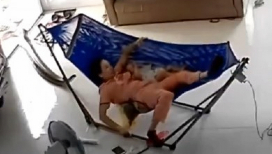 DOBRO POGLEDAJTE OVAJ ZASTRAŠUJUĆI SNIMAK Kada vidite zbog čega ova majka vrišti, zalediće vam se krv u žilama!