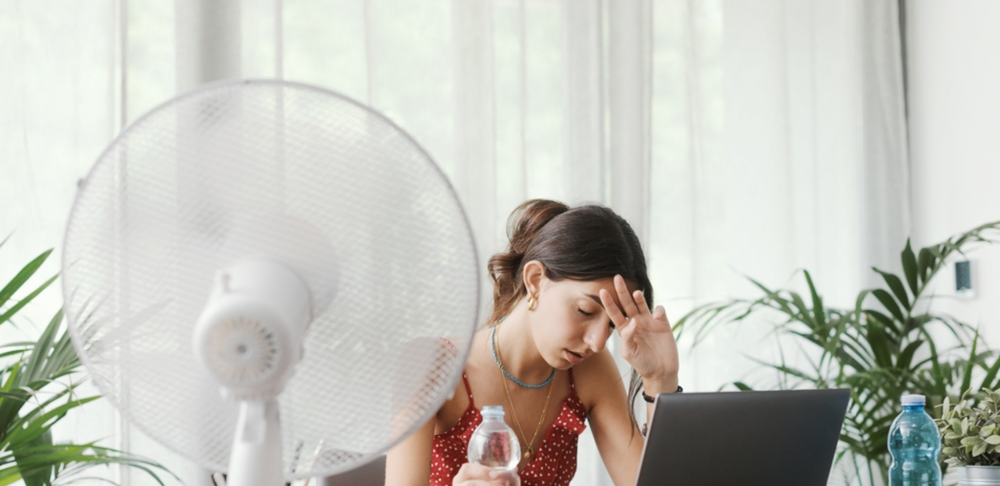 NEMATE KLIMU ? Evo kako da se rashladite i uštedite energiju uz pomoć trikova sa ventilatorom!