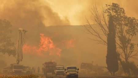 BROJE SE MRTVI U KATASTROFALNOM POŽARU Jezivi snimci prikazuju kako se vatra približava kućama (FOTO/VIDEO)