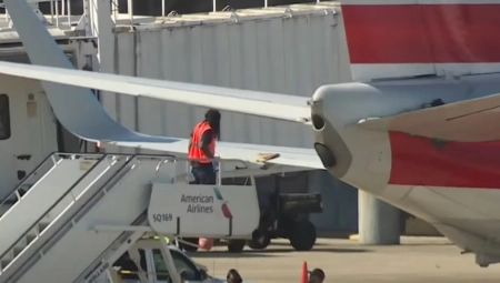 PANIKA NA AERODROMU Đubretarski kamion se zakucao u avion! (VIDEO)