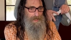 NEVEROVATNA TRANSFORMACIJA BESKUĆNIKA Nije imao novca za brigu o sebi, a onda je mali gest ljubaznosti promenio sve! (VIDEO)