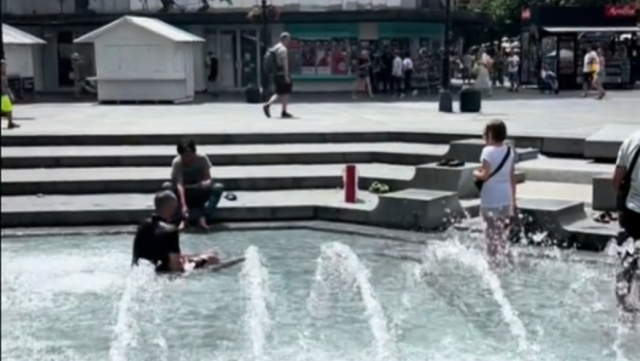 KOME JE VRUĆE, NEK SE BUĆNE U FONTANU! Prizor u centru Beograda šokirao građane, svi u neverici gledali! (VIDEO)