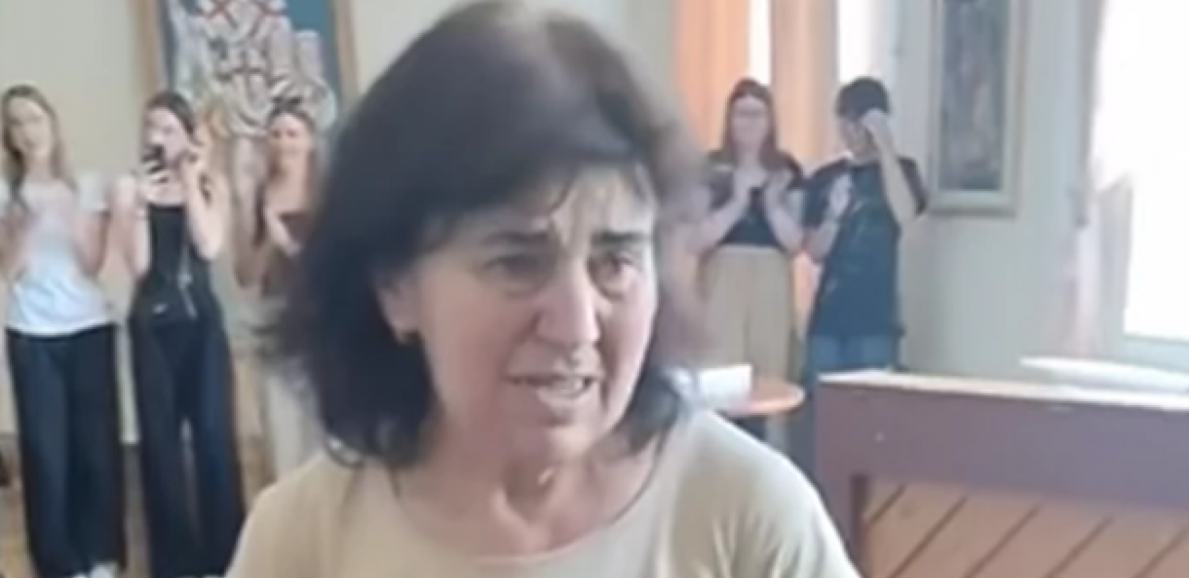SRBIJA GRCA U SUZAMA! Profesorka gimnazije će OVO pamtiti celog života! (VIDEO)