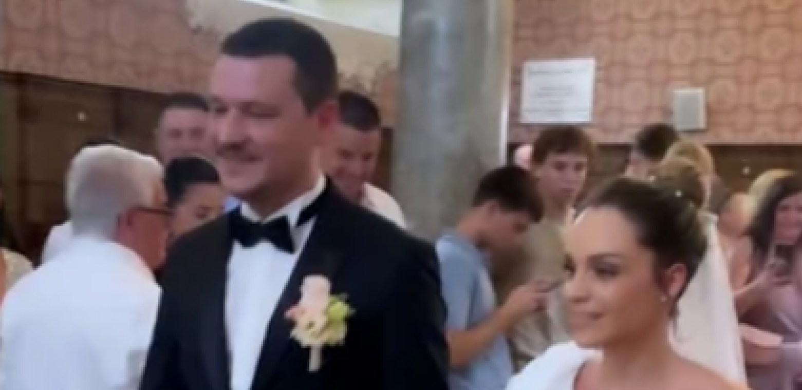 TAJNO SE OŽENIO ČLAN POZNATOG BENDA Isplivale slike sa svadbe, mlada blista u venčanici