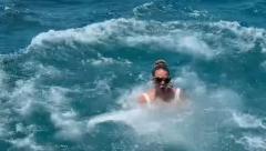 PEVAČICU MUŽ GURNUO SA BRODA Ona upala u more, ljudi u šoku gledali šta se dešava