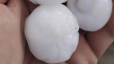 JAKO NEVREME POKOSILO KRALJEVO! Oštećenja su pretrpeli i automobili, padao grad veličine jajeta!