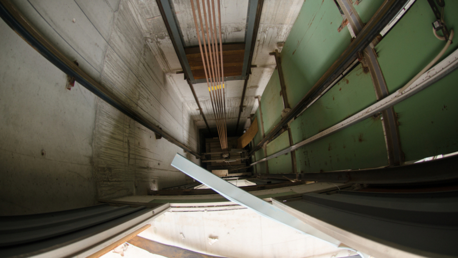 PAO LIFT, PET ŽENA BILO U NJEMU! Jeziva nesreća u visokoj zgradi u Azerbejdžanu