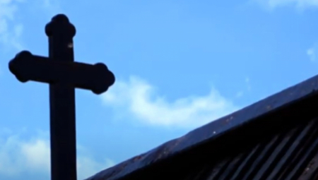 CRKVENA NOVA GODINA STIŽE SUTRA Prema narodnom običaju, u crkvu valja poneti samo jednu stvar!