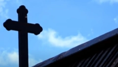 CRKVENA NOVA GODINA STIŽE SUTRA Prema narodnom običaju, u crkvu valja poneti samo jednu stvar!