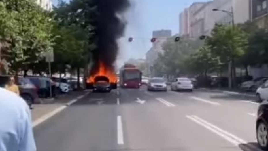 UŽAS U KNEZA MILOŠA! Automobil izgoreo nasred ulice - ljudi u šoku gledaju! (VIDEO)
