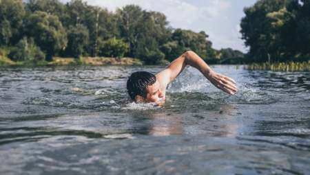 NAŠ POZNATI KARDIOLOG UPOZORAVA Ove grupe ljudi na plaži su u najvećem riziku od srčanog udara i šloga
