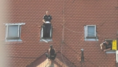 PACIJENTKINJA POBEGLA IZ "LAZE LAZAREVIĆA" Devojka je obučena u crno, beži kroz prozor klinike, opkolila je policija na krovu!