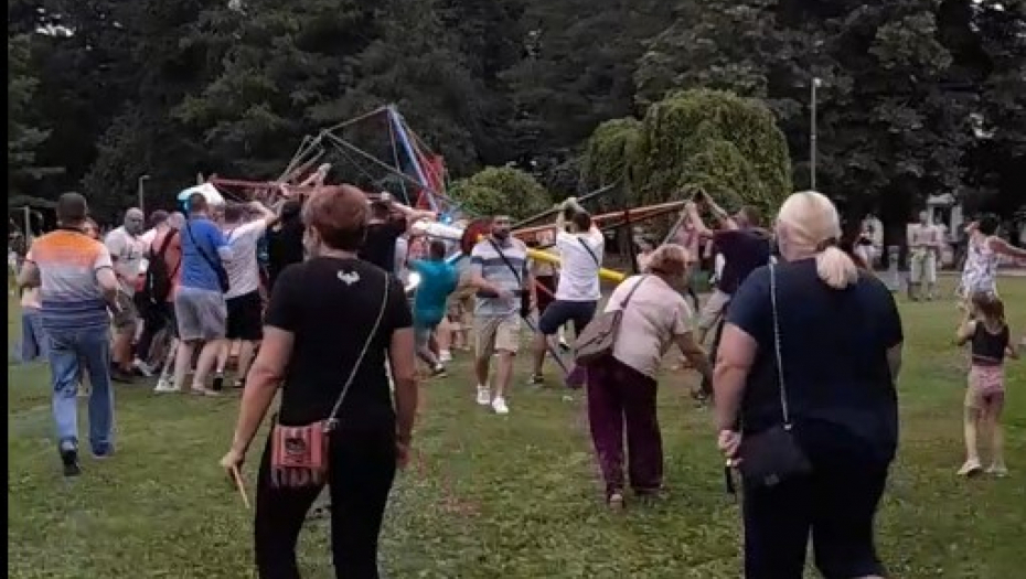 POGLEDAJTE MOMENAT KAD JE PAO RINGIŠPIL U DOBOJU! Roditelji trče u panici, vriska i cika (VIDEO)