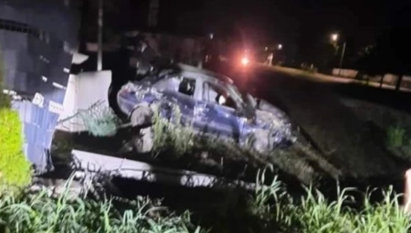 MAJKA SA DETETOM U AUTOMOBILU IZGUBILA KONTROLU NAD VOZILOM I ZAKUCALA SE U ZID Teška saobraćajna nesreća kod Smedereva