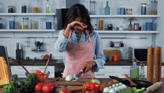 AKO PLAČETE KAD SEČETE LUK URADITE OVO Saveti iskusnih domaćica koji rešavaju problem u trenu