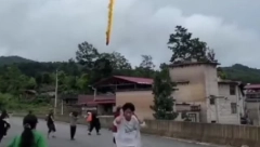 ISTRAUMIRANI LJUDI TUMARALI ULICAMA, GLEDALI DA SPASU ŽIVU GLAVU! Delovi rakete padali na selo! (VIDEO)