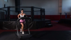 DEVOJKA SPALA SA TRAKE ZA TRČANJE, PA PROPALA KROZ PROZOR! Jeziv snimak TRAGEDIJE preplavio mreže! (VIDEO)