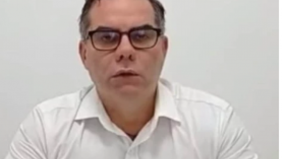 VOĐA PROTESTA TRAŽI DA BOKSER KOJI SE LAŽNO PREDSTAVLJA KAO BOKSERKA TUŽI VUČIĆA, TRAMPA I MASKA!