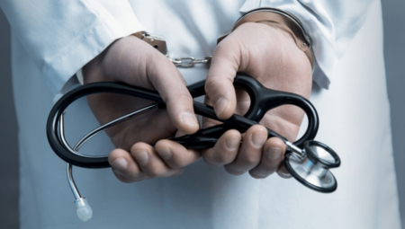 DOKTOR TRAŽIO MITO DA PORODI ŽENU Lekar uhapšen u UKC Kragujevac