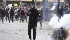 MUŠKARAC SE ZAPALIO TOKOM DEMONSTRACIJA! Protest zbog akcija Izraela u pojasu Gaze (FOTO)
