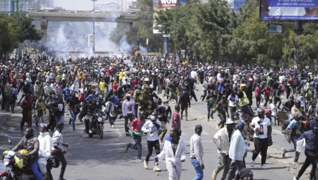 PROBALI DA UĐU U SKUPŠTINU Horor na demonstracijama, policija na mestu ubila 10 ljudi (FOTO, VIDEO)