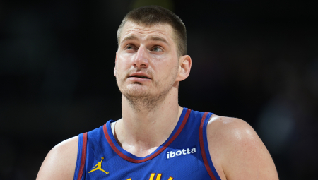 LEGENDARNI FUDBALER VELIKI JOKIĆEV FAN Tjeri Anri pitao Džokera za sliku pred spektakl u Abu Dabiju (FOTO)