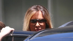 SAKO KOJI NOSI MELANIJA TRAMP TREBA DA IMA SVAKA ŽENA U GARDEROBERU Jednostavan, a efektan idealan za sve prilike