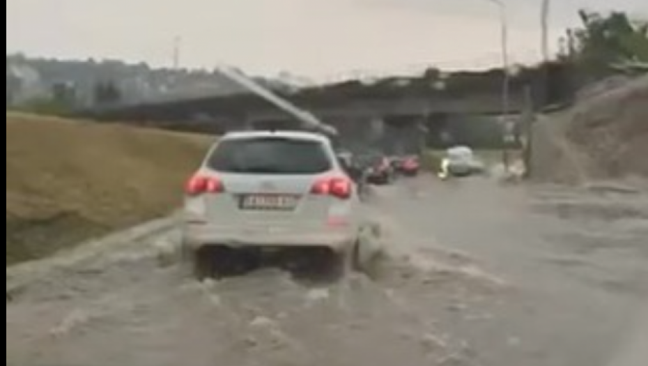 EKSTREMNO NEVREME U UŽICU: Vatrogasci u akciji, put pod vodom!