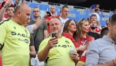 ORLOVI IMAJU OGROMNU PODRŠKU U MINHENU Otac Lazara Samardžića bodri sina i Srbiju na "Alijanc areni" (VIDEO)