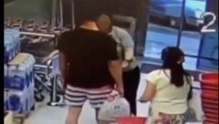 NEVEROVATNA KRAĐA U NOVOM SADU! Radnica mu preprečila put, ali ga nije zaustavila (VIDEO)