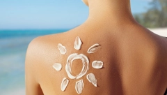 TRIK KOJI REŠAVA MRLJE OD KREME ZA SUNČANJE Uradite ovo i nestaće za čas, spasite svoju odeću na jednostavan način