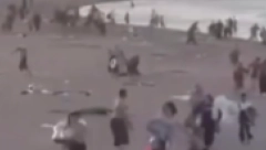 PLAŽA U SEVASTOPLJU ZASUTA BOMBAMA  Muškarac vuče dete na zemlju i zaklanja ga (VIDEO)