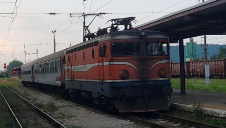 VOZ UDARIO AUTOMOBIL NA ŠINAMA Sumnja se da ima mrtvih