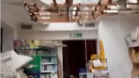 DRAMATIČNI SNIMCI IZ MALOG MOKROG LUGA! Olujni vetar uništio prodavnicu , odneo i krov i plafon sa radnje (VIDEO)
