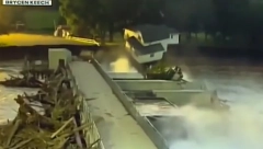 SAV UŽAS PRIKAZAN U JEDNOM SNIMKU! Bujica odnela zgradu u kojoj je porodica živela više od 50 godina, sve nestalo u TRENU! (VIDEO)